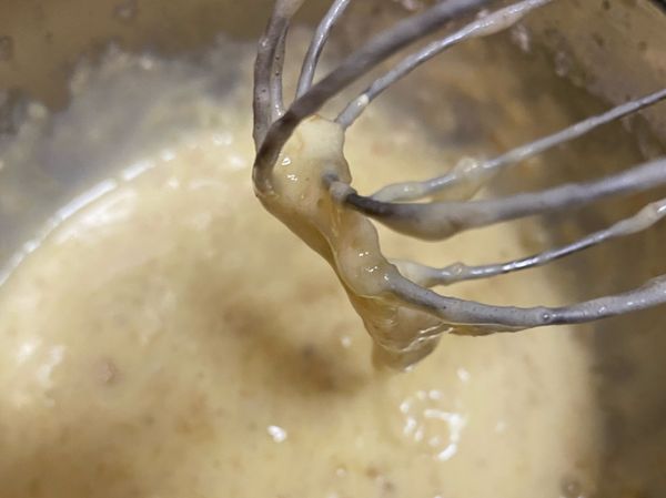 加入低筋麵粉拌勻
呈現稍有流動性的麵糊