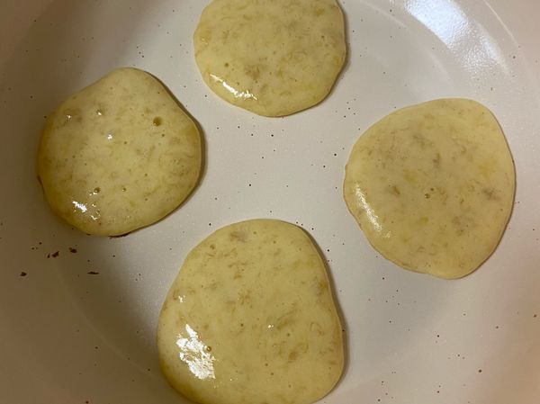 （使用不沾鍋）
不用倒油
直接用湯匙一勺一勺舀入
煎至表面凝固有氣泡再翻面