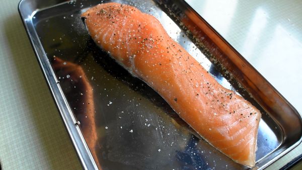 香菇切片，鮭魚表面擦乾後用鮭魚調味料醃漬10分鐘，雞蛋加入雞蛋調味料後打成蛋液，蛤蠣放入鹽水吐沙備用