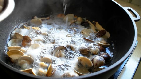 放入蛤蠣、米酒，蓋上鍋蓋，蛤蜊開蓋後先挑出