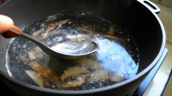 蛤蜊挑出後加入水150cc，用湯匙撈除高湯表面雜質