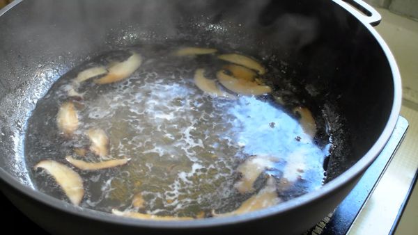 最後用醬油調整味道高湯即完成