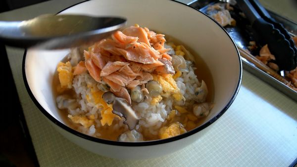 最後把所有材料與白飯組合就完成了