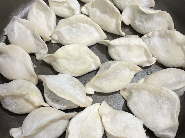 鍋內倒入油
放上水餃用中火煎