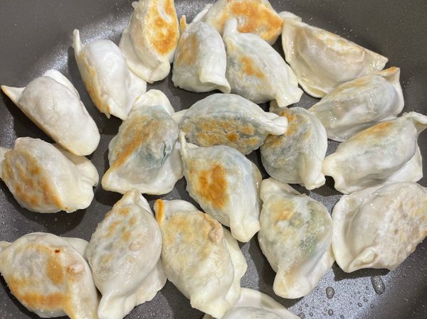 煎到水餃變成恰恰的（金黃色樣）
倒入熱水240cc