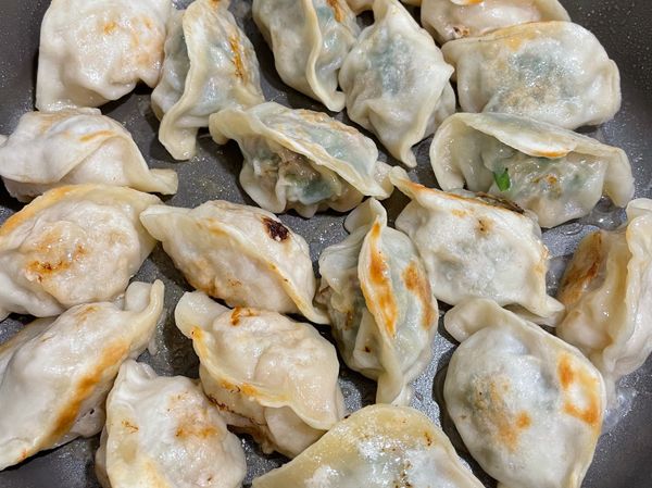 好吃的煎餃就可上桌了！