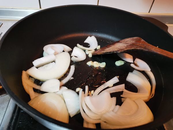 1）熱油鍋~蒜爆香+洋蔥拌炒。