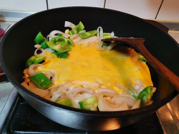 3）打散2顆蛋，入鍋煎熟。