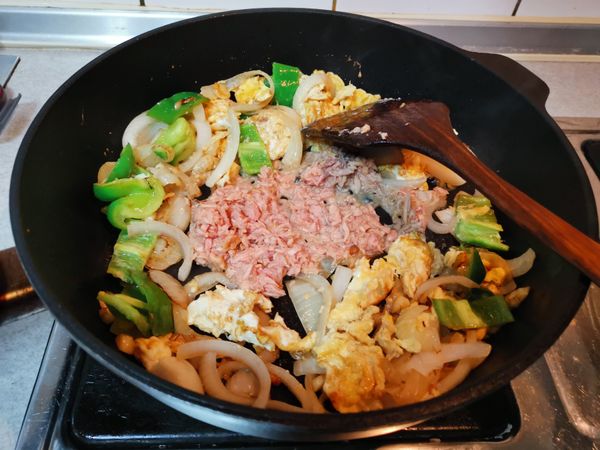 4）倒入鮪魚罐頭+米酒+鹽+白胡椒調味，輕輕拌炒。