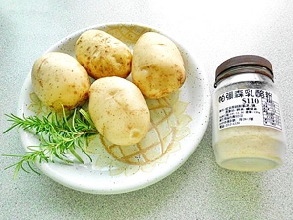 備齊所有食材~馬鈴薯盡量挑選大小一致的~(長圓形較佳)