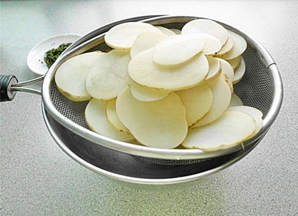 用大濾網撈起後..充分瀝乾備用~