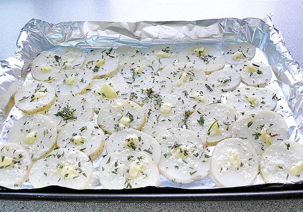 馬鈴薯片鋪在烤盤上~先均勻的灑上適量海鹽..(不可過量)
並於每片薯片上放上一點奶油(橄欖油亦可~但奶油較香~)
最後灑上適量的帕瑪森起司粉.再灑下迷迭香碎末和少許巴西利末~(巴西利末~可以不放!)