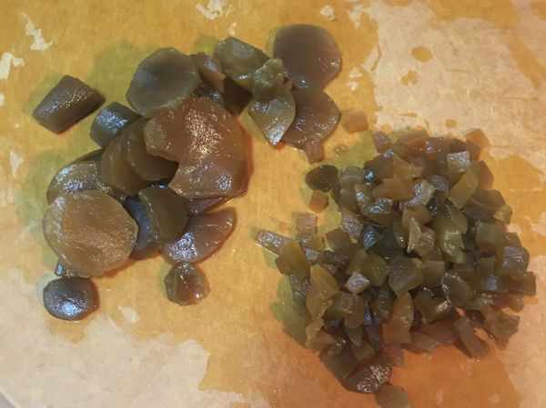 罐頭菜心切小塊，不用切太碎，口感會比較好。