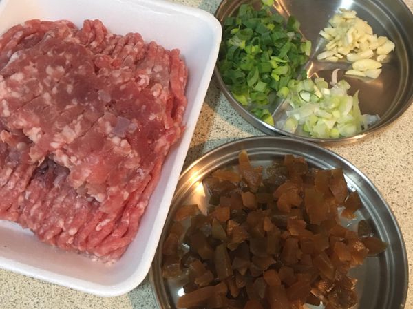 蒜頭切末，青蔥切蔥花。