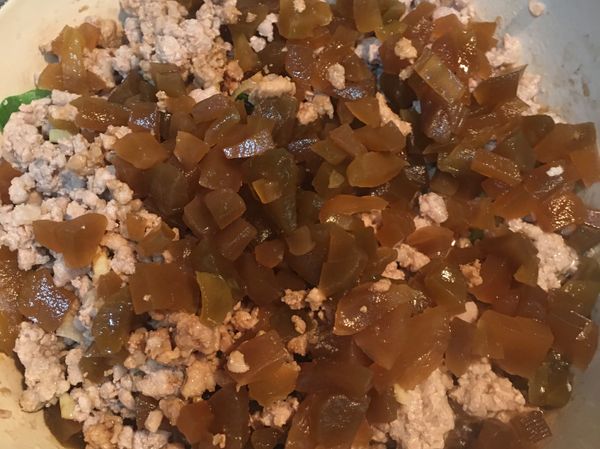 放入菜心，加一小匙醬油、白胡椒粉，翻炒均勻後，加半碗水，蓋鍋蓋燉煮至滾。