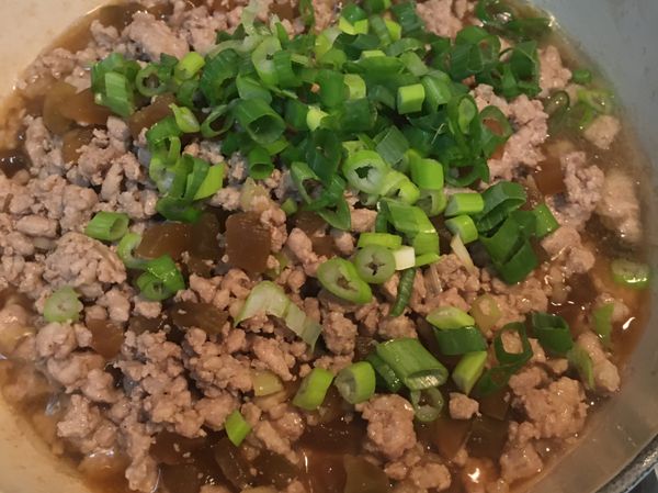 絞肉熟了後，試味道，調整鹹淡。加入蔥綠，翻炒一下，即可關火。