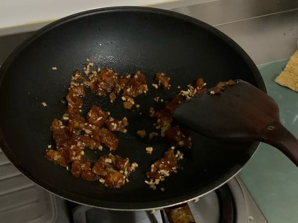 在放入吉子餅炒軟