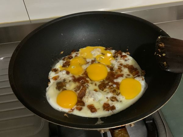 在打雞蛋下去煎