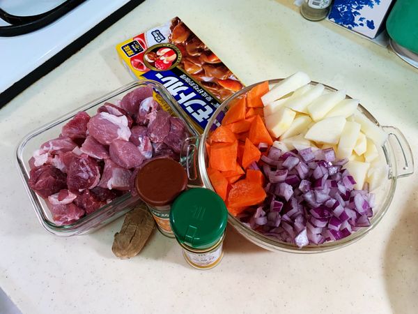 將所有食材洗淨切塊備用。