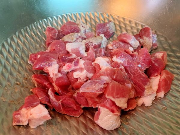 先將梅花肉炒至表面變色。