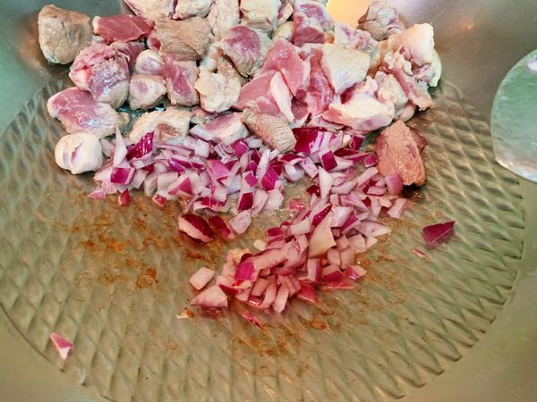 再將洋蔥放入平底鍋中炒香。