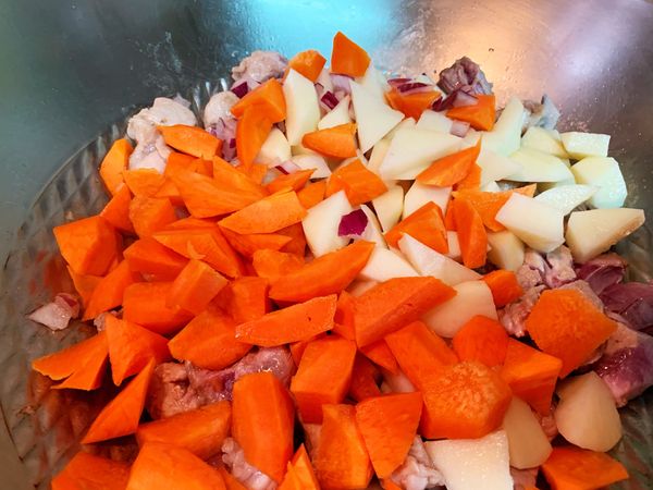 接著把所有食材放入鍋中拌炒。