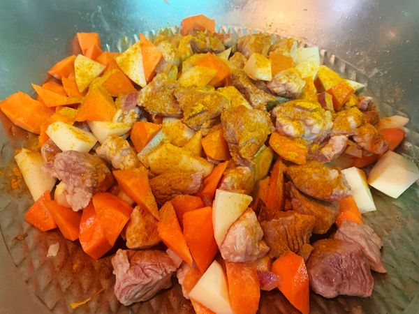 先加入咖哩粉拌炒。