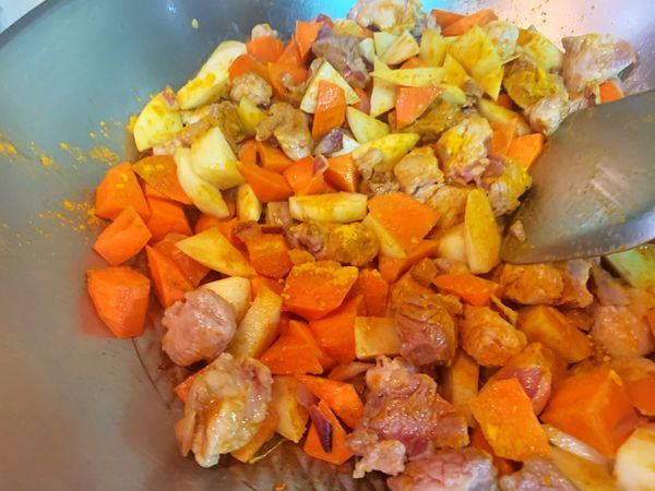 再加入薑黃粉拌炒。