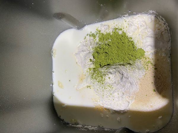 老麵在前一天就先製作好。這個老麵配方用在生吐司也爆好吃
全部材料放進麵包機。直接揉麵選項15分鐘