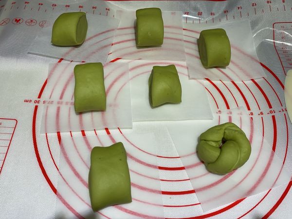 麵包機揉完時間到取出。放置10分鐘
3桿3折。搓成長條狀切塊
這個配方可以做中型饅頭7-8顆