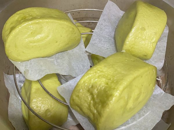 蒸饅頭時插一隻筷子。電鍋挑起不要馬上掀蓋大約停留3-5分鐘再掀蓋