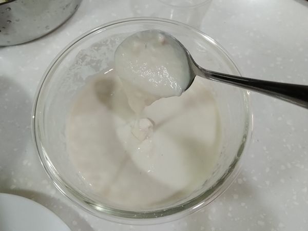 將麵粉與泡打粉、鹽、胡椒粉加入一杯水拌至無顆粒。