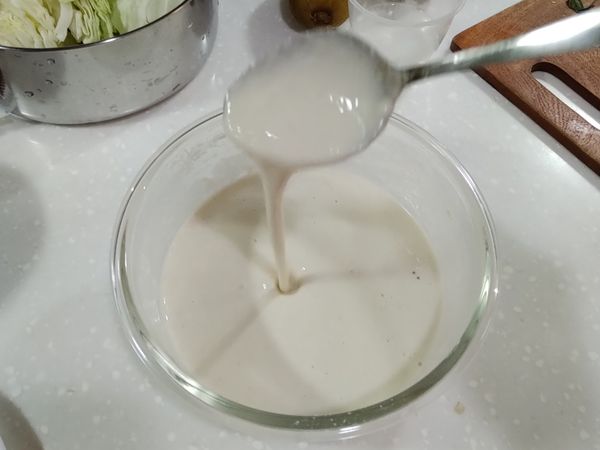 再加入1/4杯水拌勻。  Tip:如果一次把水都加下去，會有顆粒不好散勻。