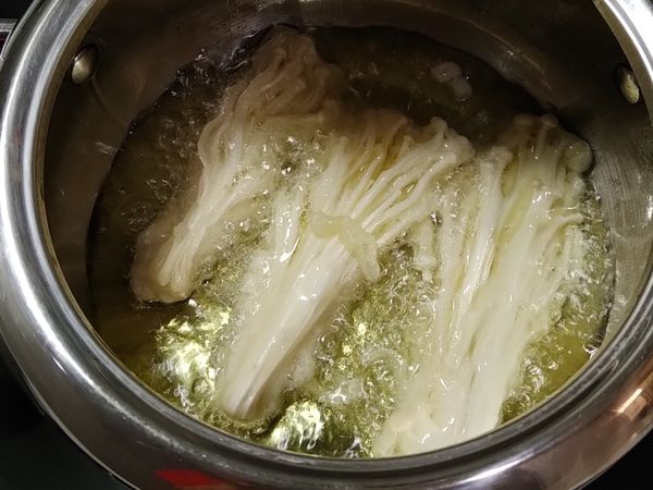 熱油鍋，待油開始有紋路即可下鍋。一面麵糊定型後要先翻一次，確保麵糊包裹，這樣重頭到尾都不會噴油。