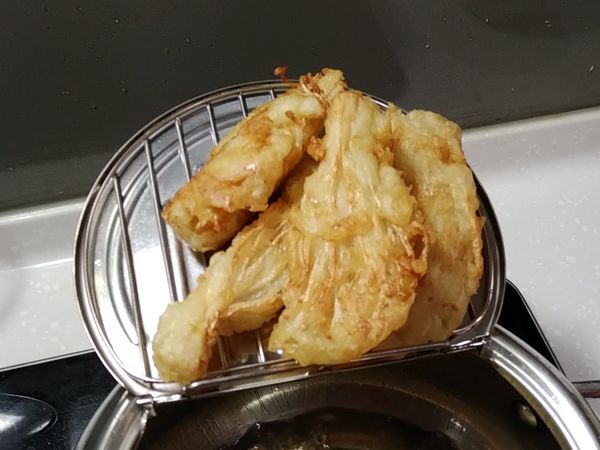 一直翻轉至兩面酥脆，瀝油起鍋。