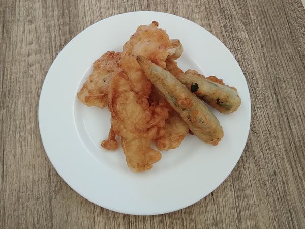 好吃的炸金針菇上菜囉！我還用同一個麵糊炸了秋葵，也好好吃喔(笑)。
