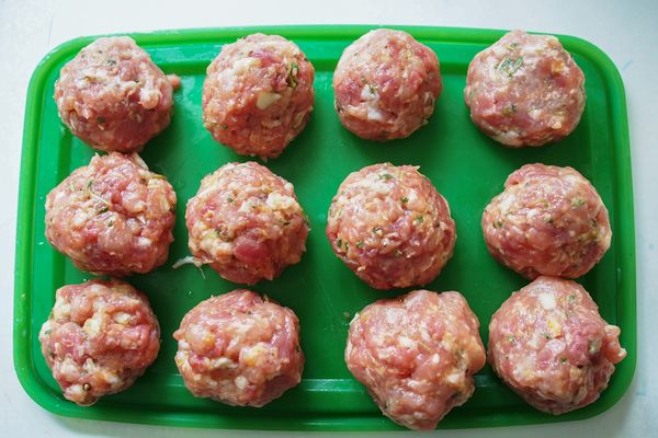 製作豬肉丸子
1.蒜頭三瓣切末 百里香切碎 2.豬肉加入雞蛋 麵包粉 百里香 蒜末 攪和均勻 3.取小球上下拍打把空氣打出揉成圓形4.放入冷凍庫定型20分鐘