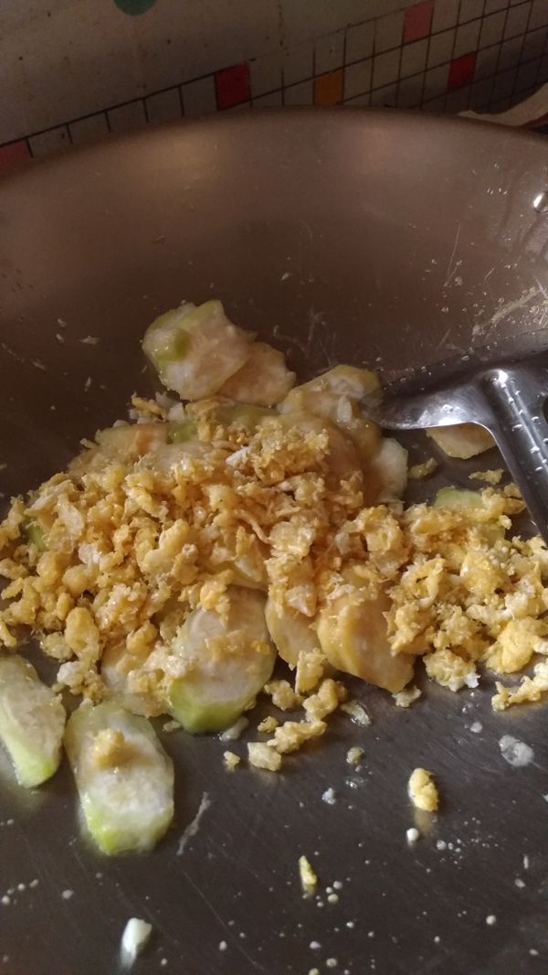 蛋酥，調味料拌炒