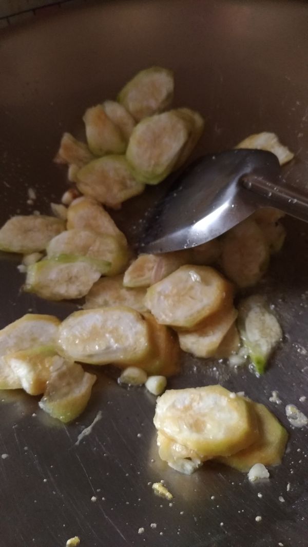 下角瓜片，蒜未拌炒