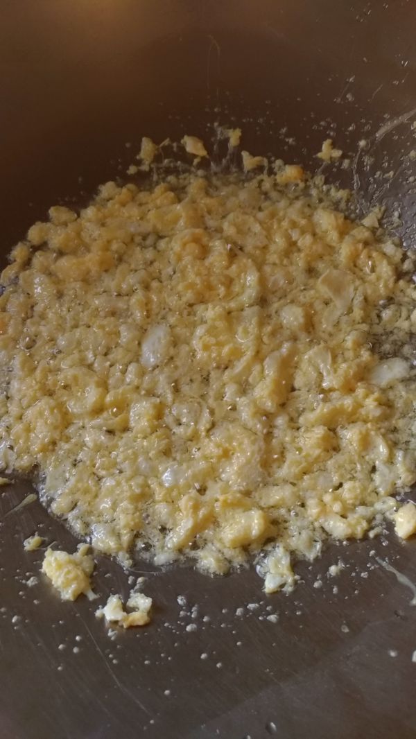 蛋液以漏斗淋入燒熱油鍋，炸成蛋酥