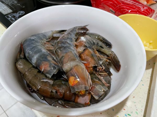 1.蝦子頭先去剪掉，開背去泥腸，加點米酒去腥味。
2.蒜頭和蔥切末。
3.粉絲泡水。
