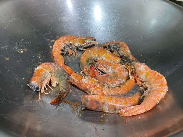 熱鍋熱油後先炒蝦子到半熟，撈起備用