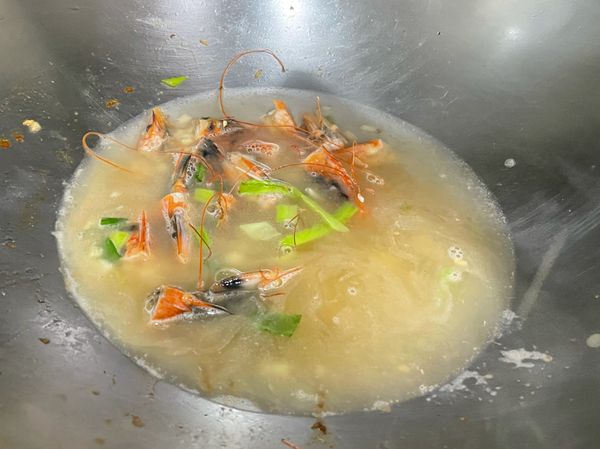 再加入兩碗水，等水滾約15分鐘後，可以把蝦頭殼取出