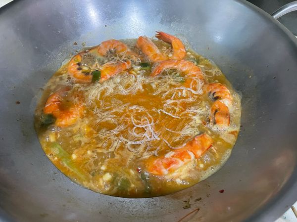 加入粉絲和豆瓣醬、蠔油