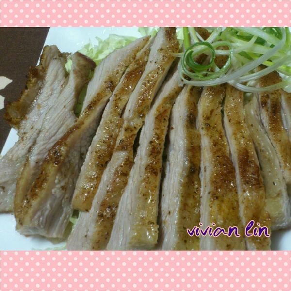 在擺上切好的松板豬肉片 淋上烤盤裡的湯汁 即完成了
