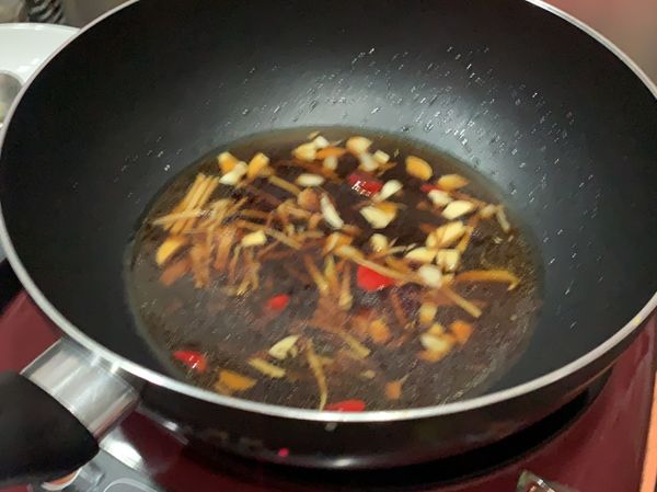 熱鍋/下油/薑先拌炒/再蒜頭辣椒/再先加醬油炒香後加一米杯的水/再放入蛤蜊/放入紹興酒（依自己喜歡 我是三湯匙）蓋上鍋蓋燜煮