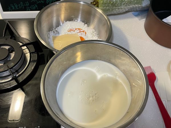 （一）先在一個鍋子依序加入：
1.糖40g.    2.玉米粉50g.   3.蛋黃2個
4.芝士片1片.   5.牛奶500g