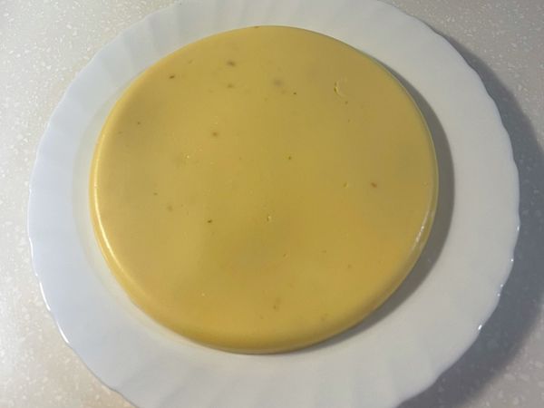 （三）倒入圓形容器表面抹平，容器表面包保鮮膜後放入冰箱冰一小時到一小時半。
從冷藏拿出來後倒扣在平面盤子上，如照片顯示的樣貌～