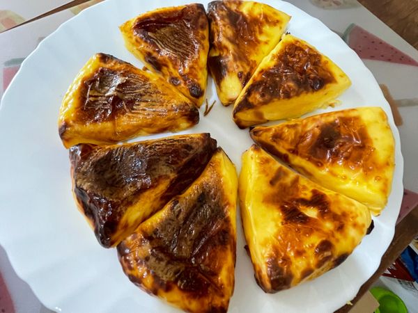 （四）切八等分，分開一點後表面再塗上蛋黃液。
然後再選擇氣炸溫度200度、13分鐘即可完成。