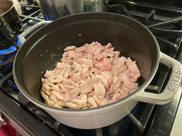 先將肉炒過一下 並加入米酒去腥味 撈出來備著